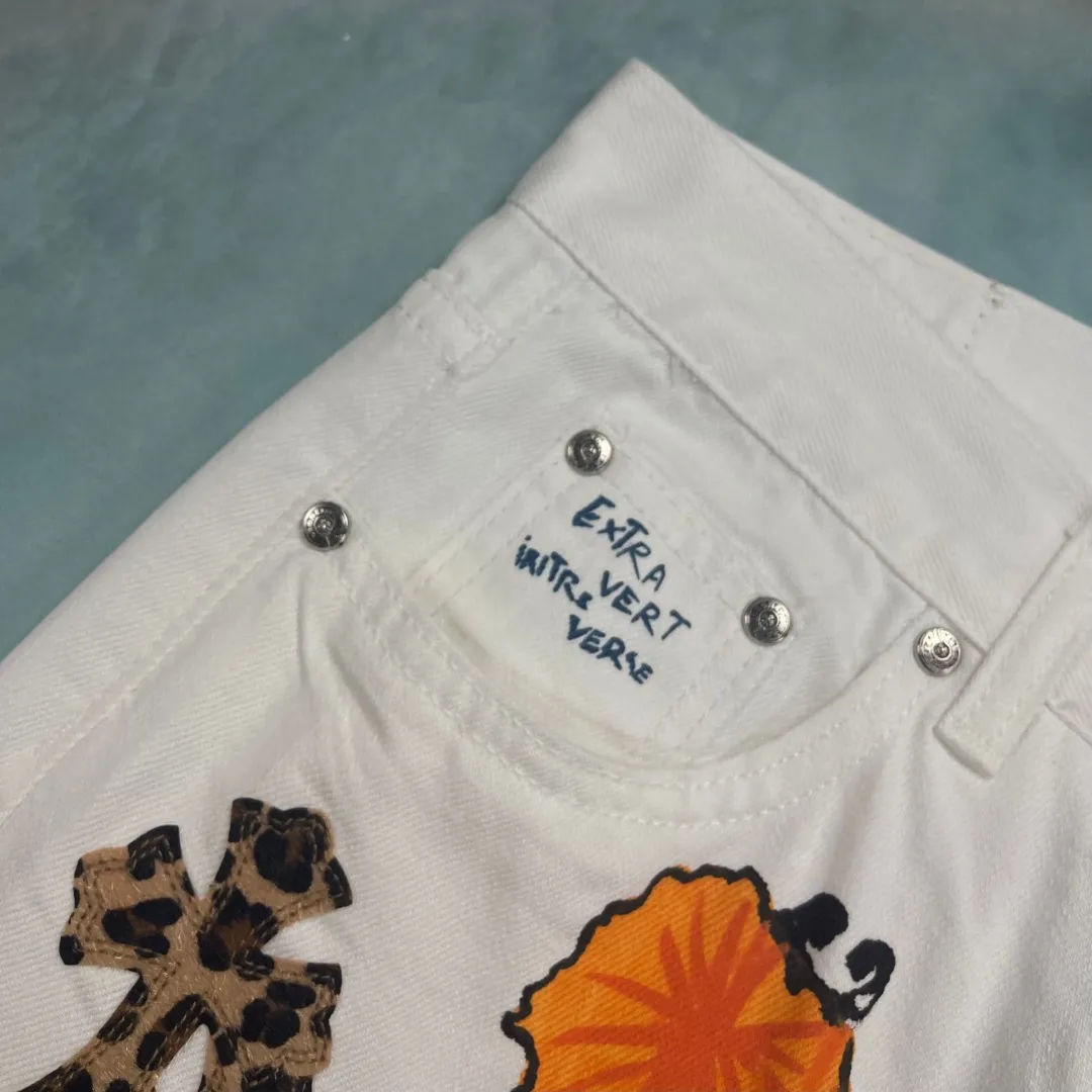 🅿️290 🔘Style number-KL172 🔘Croxin𝐂𝐡𝐫𝐨𝐦𝐞 𝐇𝐞𝐚𝐫𝐭 25SS white cow leopard print leather graffiti painting jeans* The color of Croxin is super bright! It is made of beaded canvas fabric and has been washed with heavy industry. The texture is superb and you can feel the uniqueness on your upper body. The three-dimensional cutting makes the pants particularly crisp and stylish no matter how you wear them. The hardware is custom-made and is of excellent quality, durable and classy. There is also the customized small leather label, which is designed with special care. The leopard cross-shaped pattern and colorful graffiti paintings on the pants are very eye-catching. The graffiti letters "MENTAL" and "Moti Vation" are full of trend and have a genderless style that can be easily worn by both men and women. The matching suggestions are as follows: Cool and handsome street style: Pair the upper body with a short black midriff-baring vest, a loose black denim jacket, black thick-soled Martin boots, a black baseball cap and a silver necklace, which will turn heads when you go out on the street. Casual and trendy style: wear a white loose T-shirt inside, a colorful loose knitted cardigan outside, white sneakers on your feet, and a heart-shaped black satchel on your back. It is comfortable and fashionable for daily travel. Personalized mix and match style: Wearing a fluorescent green long-sleeved bottoming shirt, a light-colored short leather jacket, jeans, colorful sneakers, and unique sunglasses and bracelets, you will definitely be the center of attention when you go to a music festival.  Size: S M L XL (28.30.32.34) Color: White